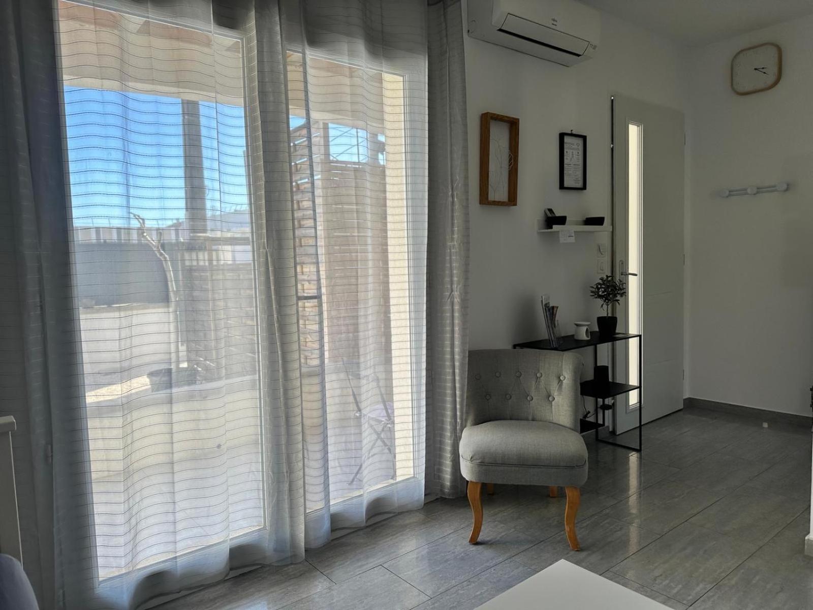Appartement T2 Avec Terrasse Et Cour Cavaillon Exterior photo
