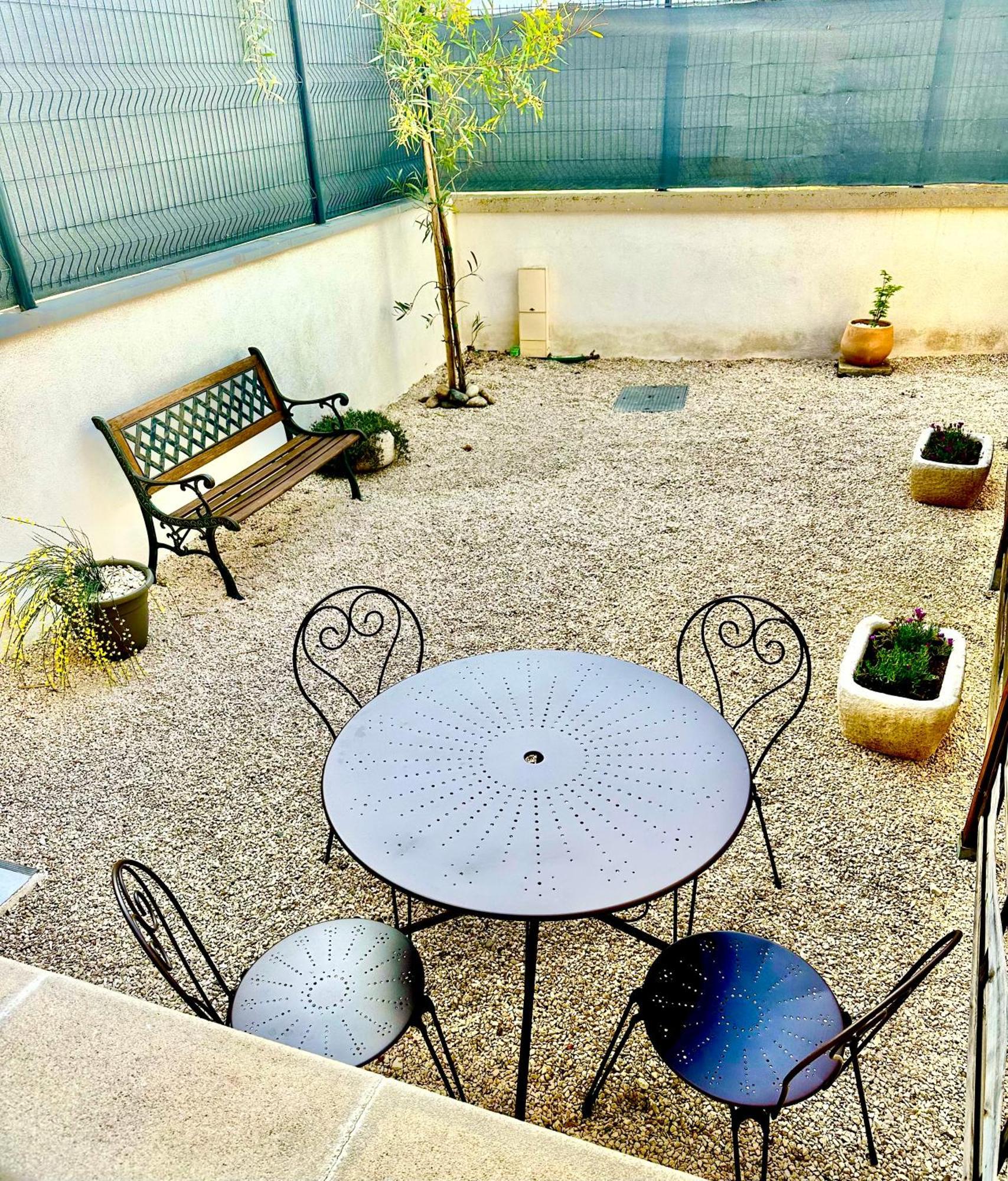 Appartement T2 Avec Terrasse Et Cour Cavaillon Exterior photo